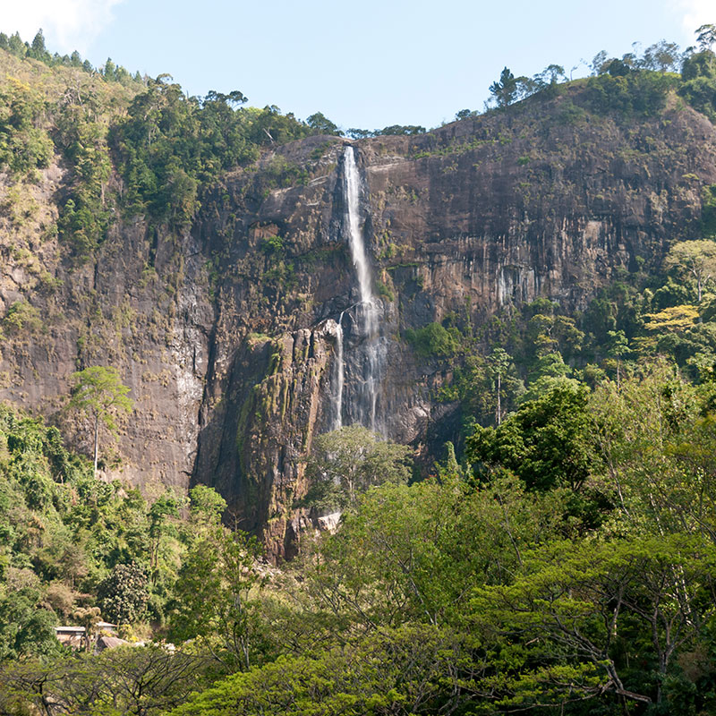 Diyaluma Waterfall