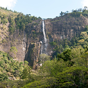 Diyaluma Waterfall